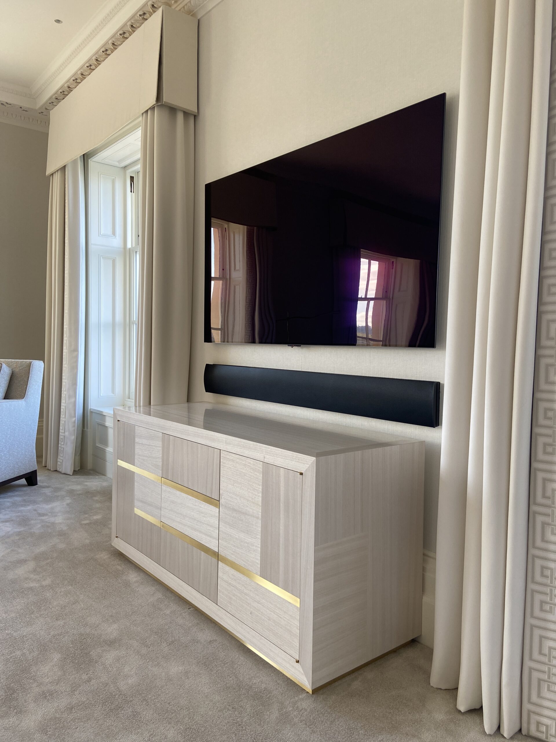 Luxurious koto contrasts